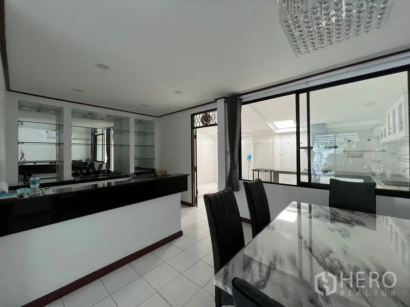 ทาวน์เฮาส์ ให้เช่าในDin Daeng, Bangkok - พื้นที่รับประทานอาหาร โต๊ะลายหินอ่อน เคาน์เตอร์บาร์กระจก และฉากกั้นกระจกบานเลื่อน