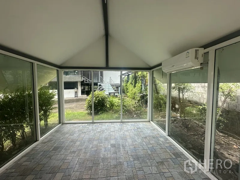 独立商业地产 出租在Prawet, Bangkok - 玻璃亭内部，空调与园景