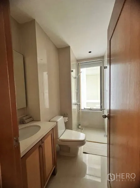 คอนโด ให้เช่าในBangkok - ห้องน้ำขนาดกะทัดรัดพร้อมฝักบัวกระจก โถสุขภัณฑ์ และอ่างล้างหน้า