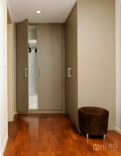 คอนโด ให้เช่าหรือขายในKhlong Toei, Bangkok - โถงทางเดินพร้อมตู้เสื้อผ้าบิวท์อินและพื้นไม้โทนอุ่น