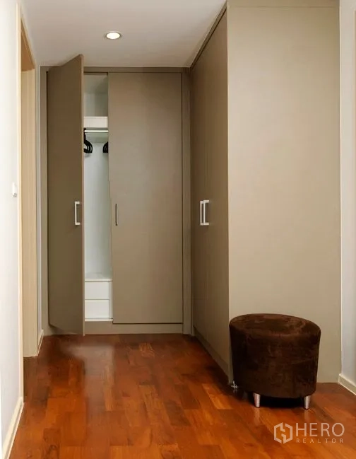 คอนโด ให้เช่าหรือขายในKhlong Toei, Bangkok - โถงทางเดินพร้อมตู้เสื้อผ้าบิวท์อินและพื้นไม้โทนอุ่น