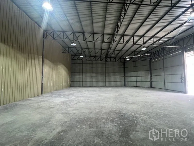 คลังสินค้า ให้เช่าในPhra Khanong, Bangkok - มุมมองภายในไปทางทางเข้า เพดานสูง ผนังโลหะสีเทา เหมาะเก็บสินค้า.