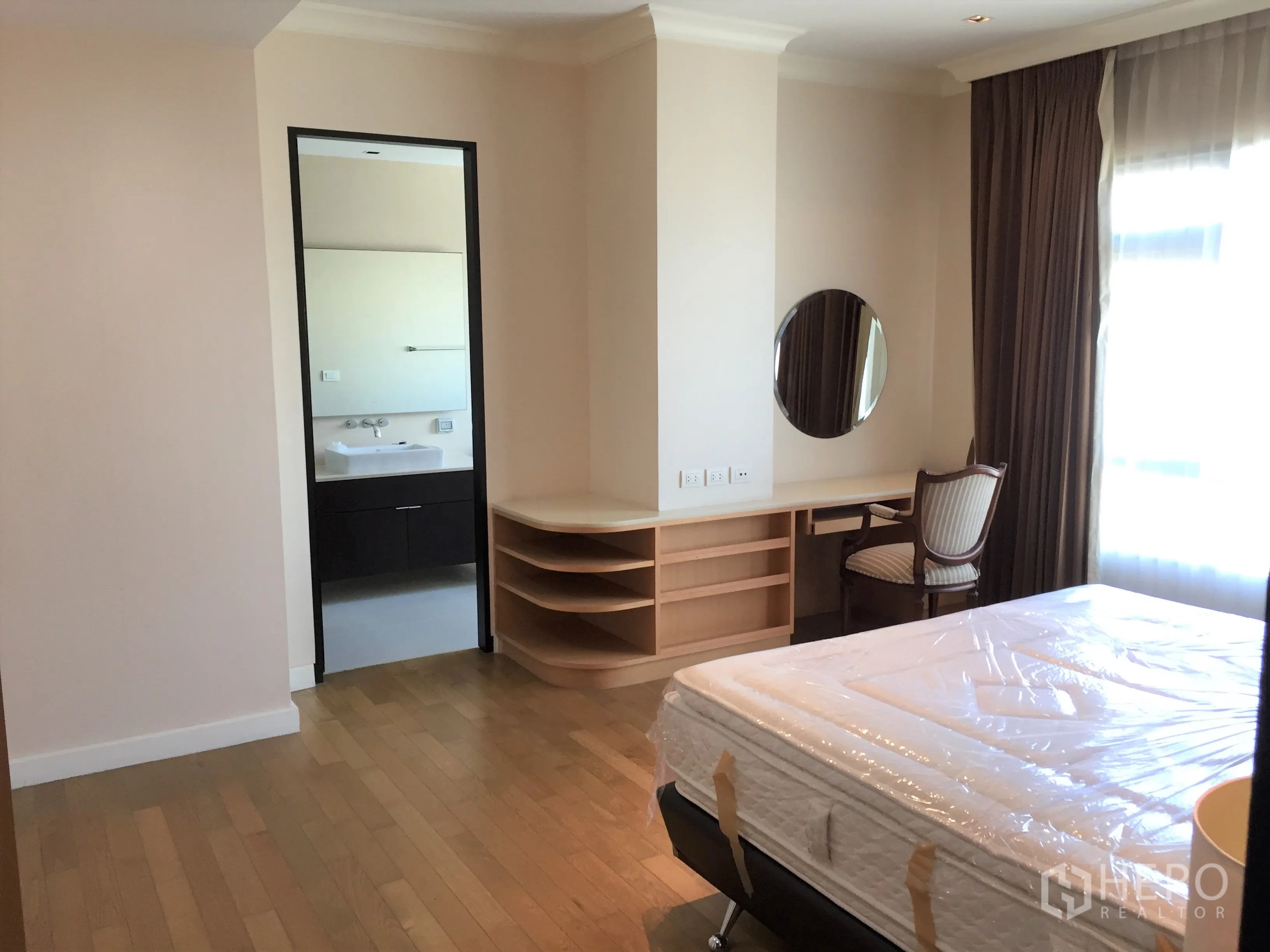 คอนโด ให้เช่าในWatthana, Bangkok - ห้องนอนมีหน้าต่างบานใหญ่ โต๊ะเครื่องแป้ง และประตูเชื่อมเข้าห้องน้ำในตัว