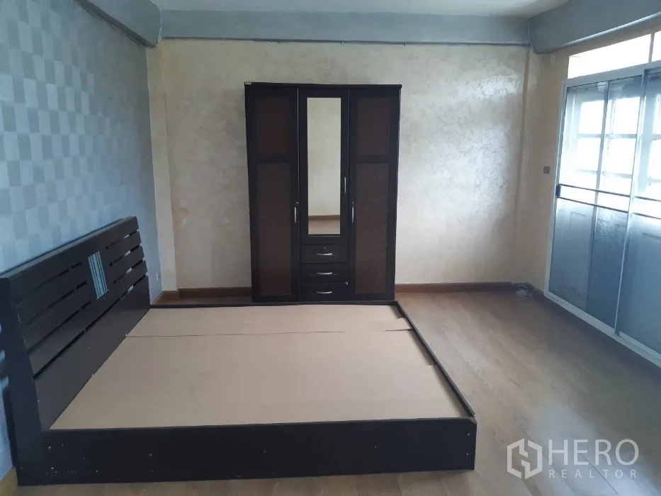 ทาวน์เฮาส์ ให้เช่าในKhlong Toei, Bangkok - ห้องนอนพร้อมเตียงไม้เข้ามุม ตู้เสื้อผ้า และพื้นลายไม้