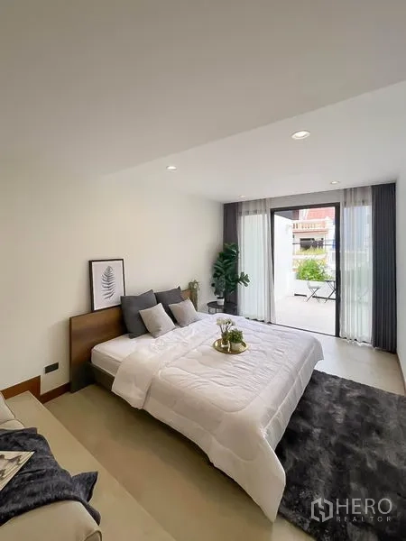 ทาวน์เฮาส์ ให้เช่าในKhlong Toei, Bangkok - ห้องนอนสว่างพร้อมประตูบานเลื่อนออกสู่ระเบียง