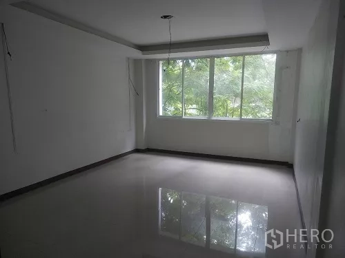 Shophouse for rent in Bang Rak, Bangkok - Full-width window room facing green canopy, ideal for office use.