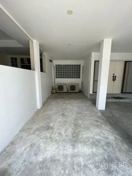 ทาวน์เฮาส์ ให้เช่าในPhra Khanong, Bangkok - โรงจอดรถในร่ม พื้นปูน มีคอยล์คอนเดนซิ่งแอร์หน้าบ้าน