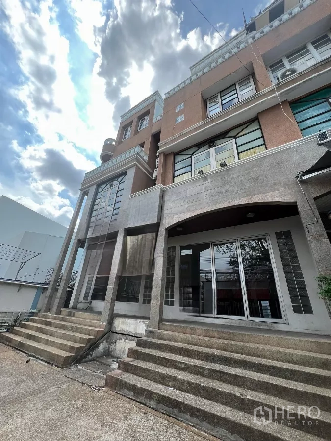 อาคารพาณิชย์ ให้เช่าในWatthana, Bangkok - ด้านหน้าอาคารพาณิชย์หลายชั้น มีบันไดกว้างและประตูกระจก