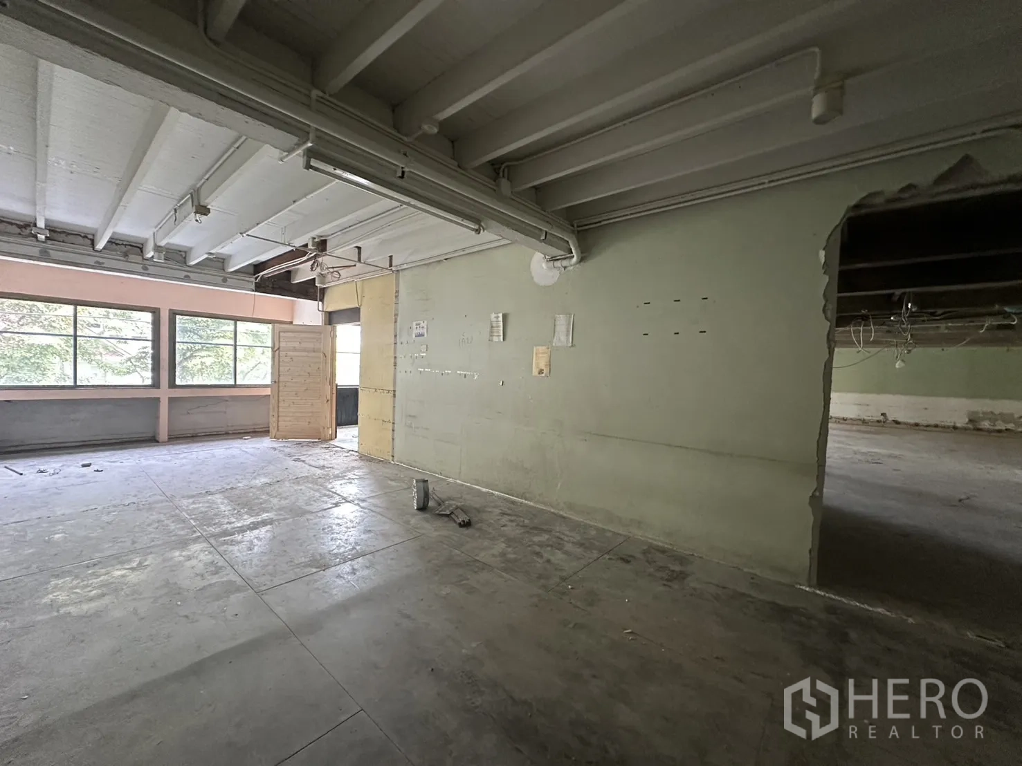 办公空间 出租在Bang Rak, Bangkok - 相邻区块带白色天花板、大窗与平整地面。