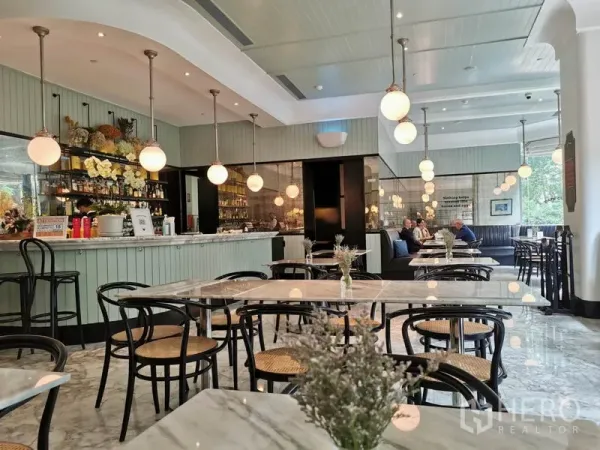 คอนโด ให้เช่าในPathum Wan, Bangkok - คาเฟ่ภายในโครงการ โต๊ะหินอ่อนและไฟห้อยบรรยากาศดี