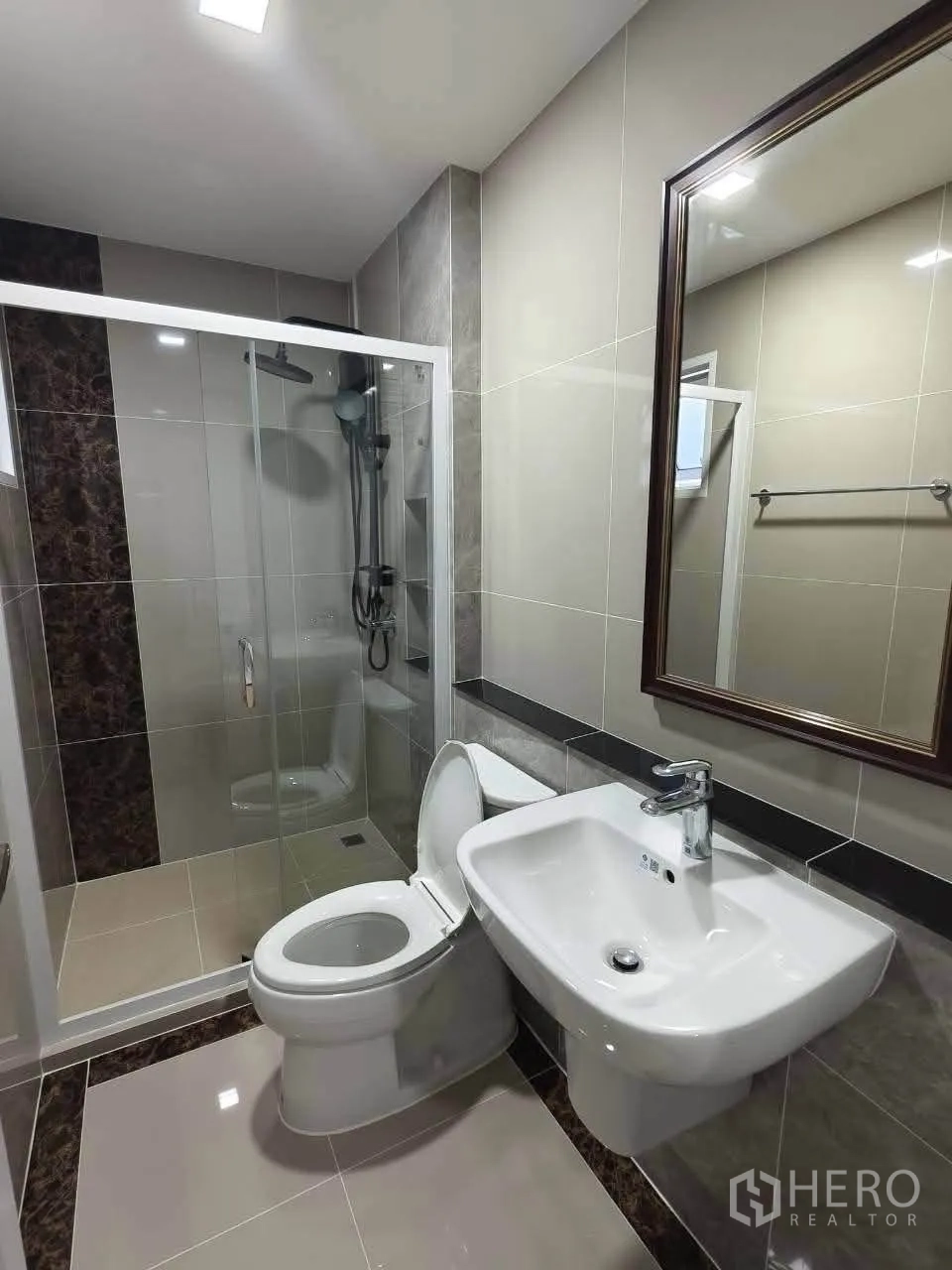 Detached House for rent in Bang Phli, Samut Prakan - Modern bathroom featuring a glass-enclosed shower, toilet and sink.