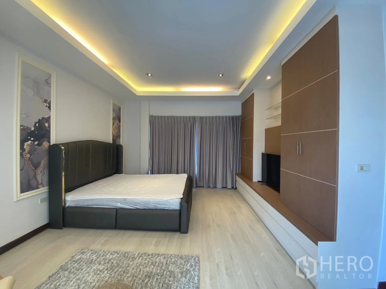 บ้าน ให้เช่าในSuan Luang, Bangkok - ห้องนอนหลัก บิลท์อินเต็มผนัง ไฟหลุม เตียงใหญ่