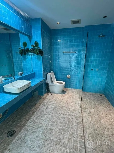 คอนโด ให้เช่าในWatthana, Bangkok - ห้องน้ำกว้างตกแต่งกระเบื้องสีน้ำเงินสด พร้อมโซนอาบน้ำและอ่างล้างหน้า