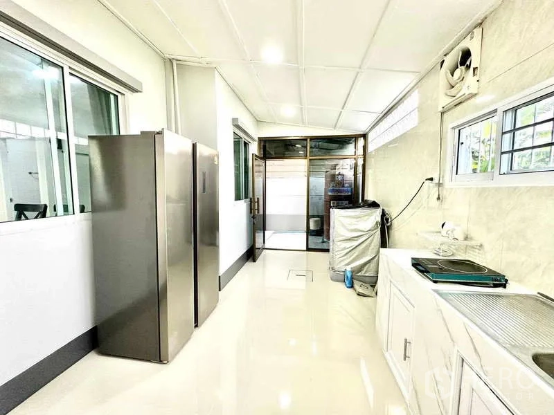 บ้าน ให้เช่าในLat Krabang, Bangkok - ครัวแคบยาวพร้อมตู้เก็บของมาก หน้าต่าง และแสงสว่างทั่วถึง