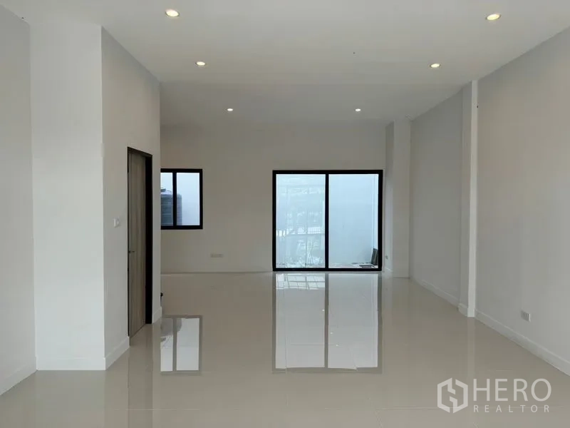 สำนักงานที่บ้าน ให้เช่าหรือขายในBang Na, Bangkok - พื้นที่ออฟฟิศกว้าง พื้นกระเบื้องสีขาว ไฟดาวน์ไลต์ และประตูกระจกบานเลื่อน