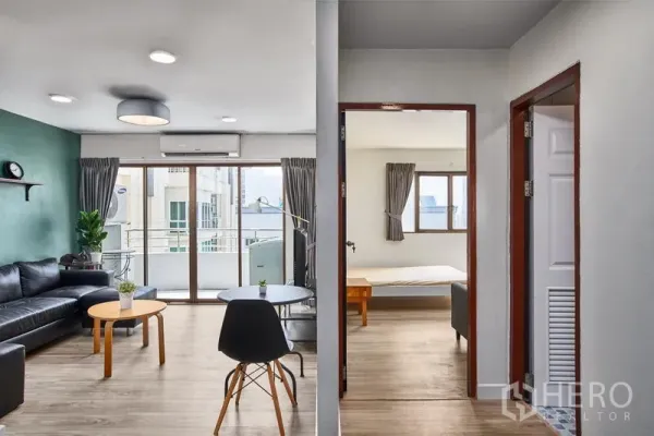 คอนโด ให้เช่าในWatthana, Bangkok - พื้นที่รับแขกแบบเปิดโล่ง พร้อมหน้าต่างบานใหญ่และทางเข้าห้องนอน