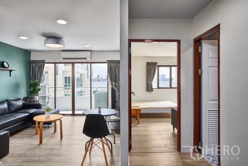 คอนโด ให้เช่าในWatthana, Bangkok - พื้นที่รับแขกแบบเปิดโล่ง พร้อมหน้าต่างบานใหญ่และทางเข้าห้องนอน