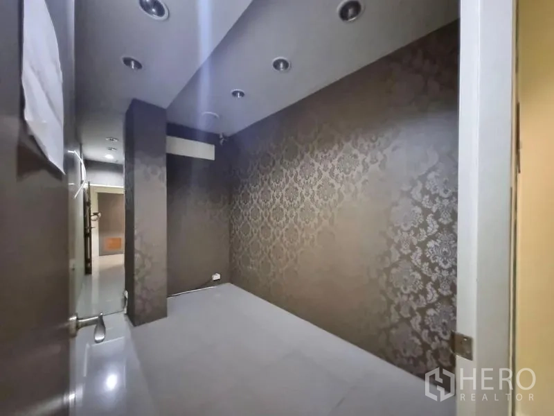 店屋 出租在Watthana, Bangkok - 狭长房间，深色欧式墙纸与下照灯，适合私密咨询区。