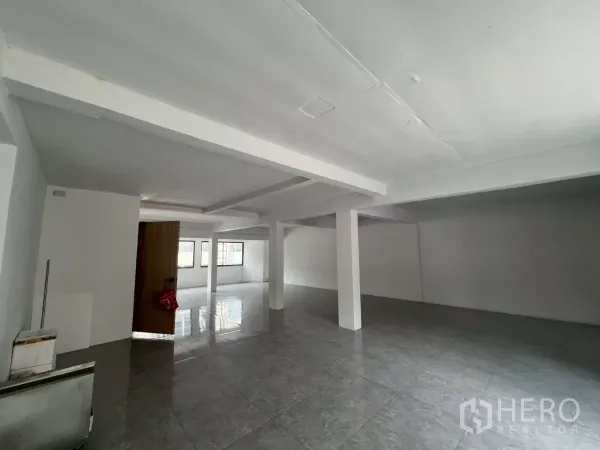 零售空间 出租在Pathum Wan, Bangkok - 开放空间，中央立柱与木门