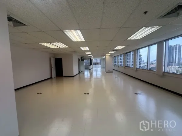 สำนักงาน ให้เช่า - พื้นที่ทำงานยาวโปร่งรับแสงธรรมชาติจากผนังหน้าต่าง พร้อมวิวสกายไลน์เมือง