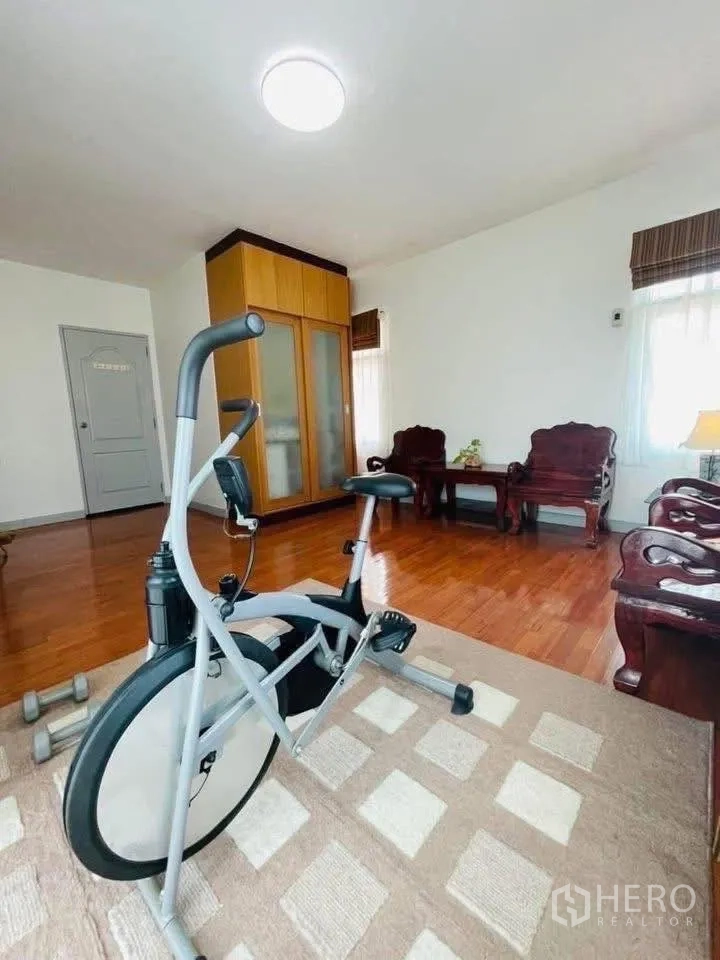 独立式住宅 出租或出售在Lam Luk Ka, Pathum Thani - 多功能房，健身单车、衣柜与休闲座椅。