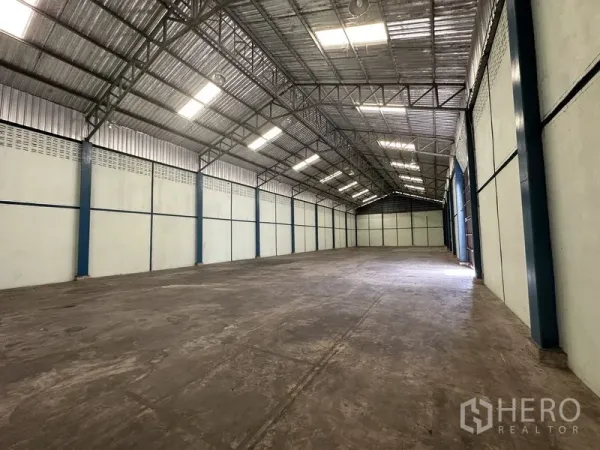 货栈 出租在Phra Nakhon Si Ayutthaya - 长条形无柱仓储空间，隔热屋面、照明充足，侧面宽幅推拉门