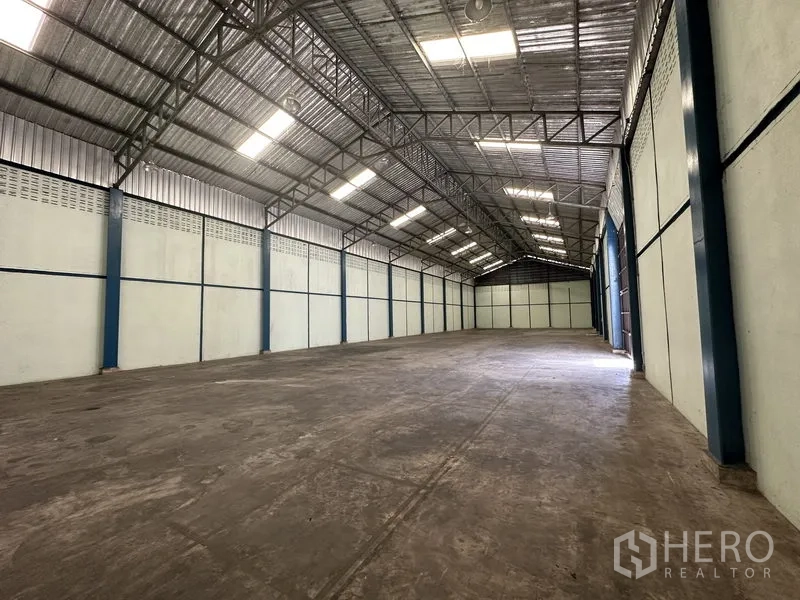 货栈 出租在Phra Nakhon Si Ayutthaya - 长条形无柱仓储空间，隔热屋面、照明充足，侧面宽幅推拉门