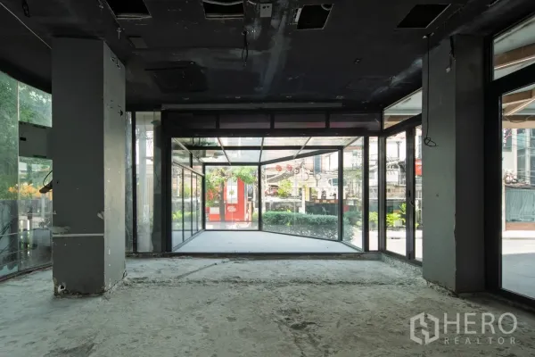 พื้นที่ขายปลีก ให้เช่าในKhlong Toei, Bangkok - พื้นที่ภายในว่างพร้อมกระจกสูงจรดเพดานและมุมโชว์เคสกระจกหันสู่ถนน