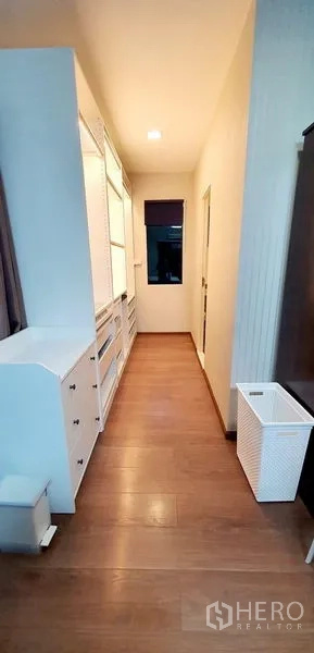 Detached House for rent in Bang Phli, Samut Prakan - Walk-in closet hallway with built-in white wardrobes and drawers