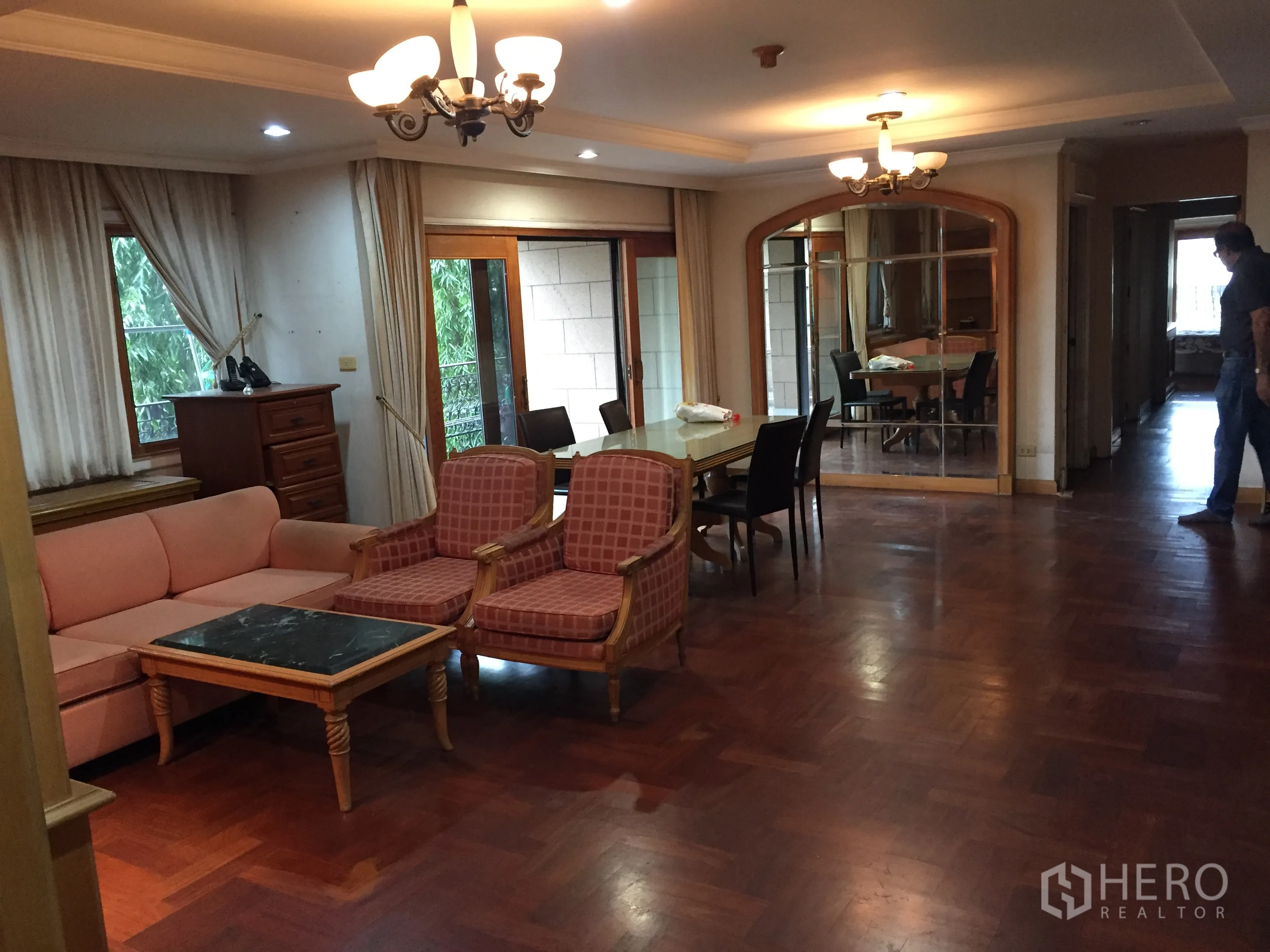 คอนโด ให้เช่าในKhlong Toei, Bangkok - ห้องนั่งเล่นและรับประทานอาหารกว้าง พื้นปาร์เกต์ โคมไฟระย้าและประตูกระจกออกระเบียง