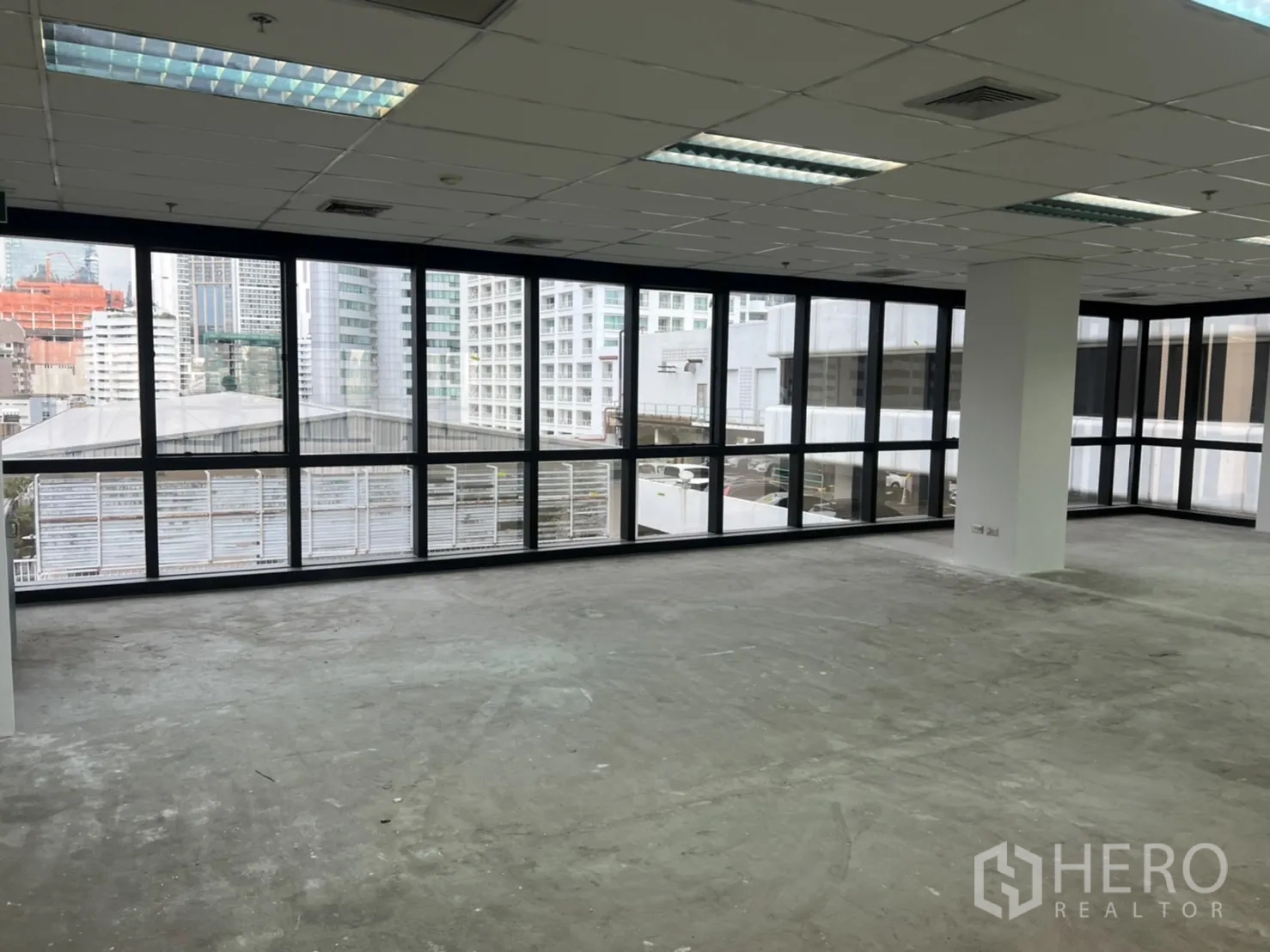 สำนักงาน ให้เช่าในWatthana, Bangkok - พื้นที่ออฟฟิศโล่ง หน้าต่างรูปตัวแอล มองเห็นอาคารโดยรอบย่านธุรกิจ