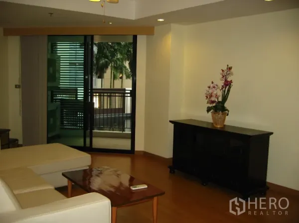 คอนโด ให้เช่าในWatthana, Bangkok - ห้องนั่งเล่นสว่างพร้อมโซฟา โต๊ะกลาง และประตูออกสู่ระเบียงวิวสระ