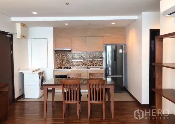 คอนโด ให้เช่าในKhlong Toei, Bangkok - ครัวและพื้นที่ทานอาหารแบบเปิด ผนังโมเสก ตู้ไม้สีอ่อน ตู้เย็น เครื่องซักผ้า และโต๊ะสี่ที่นั่ง