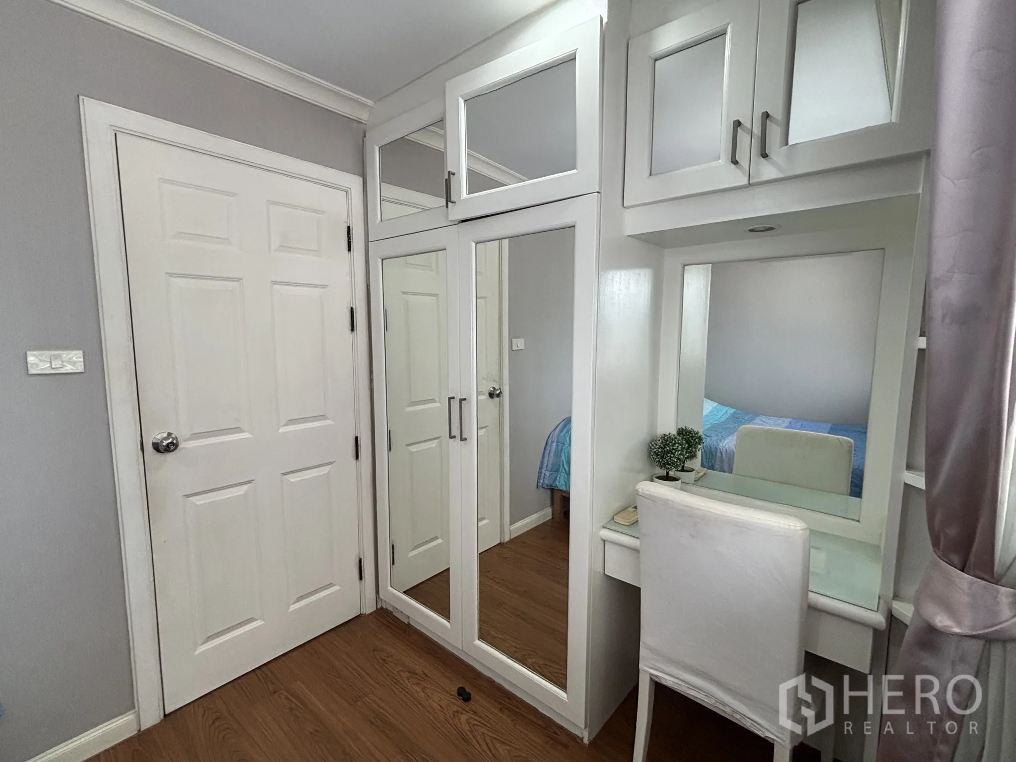 คอนโด ให้เช่าในWatthana, Bangkok - มุมตู้เสื้อผ้าและโต๊ะเครื่องแป้งพร้อมกระจกในห้องนอน