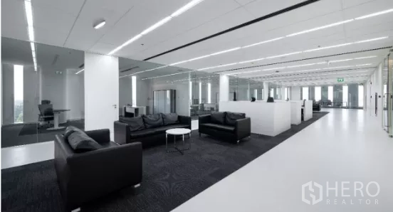 สำนักงาน ให้เช่าในChatuchak, Bangkok - โซนเลานจ์บนชั้นสำนักงาน โซฟาสีดำข้างผนังกระจก