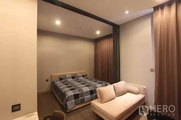 คอนโด ให้เช่าในHuai Khwang, Bangkok - ห้องนอนอบอุ่น เตียงควีน โซฟา และผ้าม่านทึบสูงจรดเพดาน