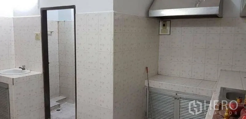 带办公室的家 出租或出售在Bang Na, Bangkok - 瓷砖茶水间与卫浴区，带水槽、抽油烟机与柜体。