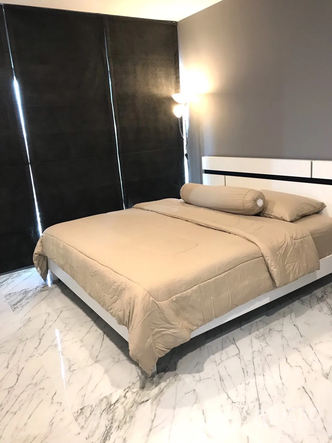 公寓 出租在Khlong Toei, Bangkok - 米色床品的卧室，遮光窗帘与亮泽大理石地面。