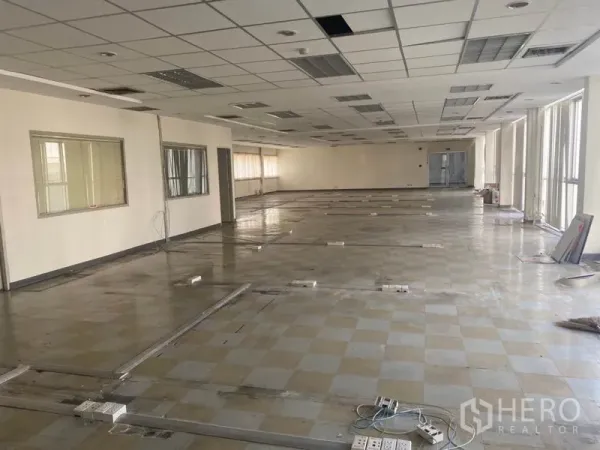 Office Space for rent in Khlong Toei, Bangkok - Office floor with tiled raised flooring and multiple floor power boxes for desks.
