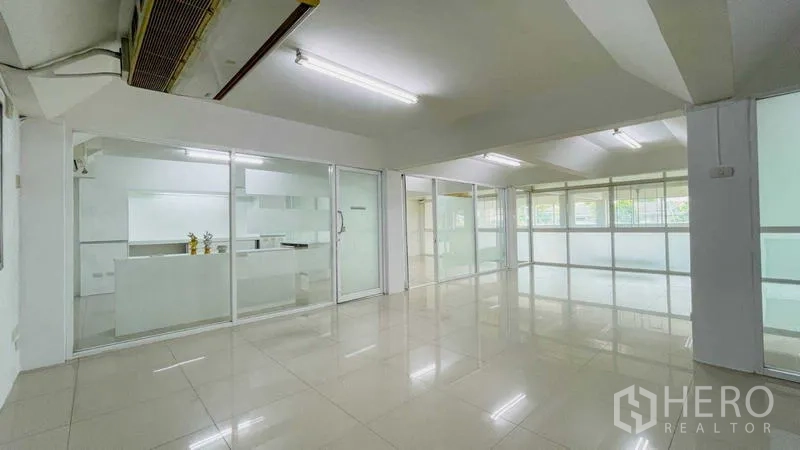 คลังสินค้า ให้เช่าในBang Khun Thian, Bangkok - ชั้นสำนักงานแบบเปิดโล่ง มีห้องประชุมกระจกฝ้าและระบบปรับอากาศ