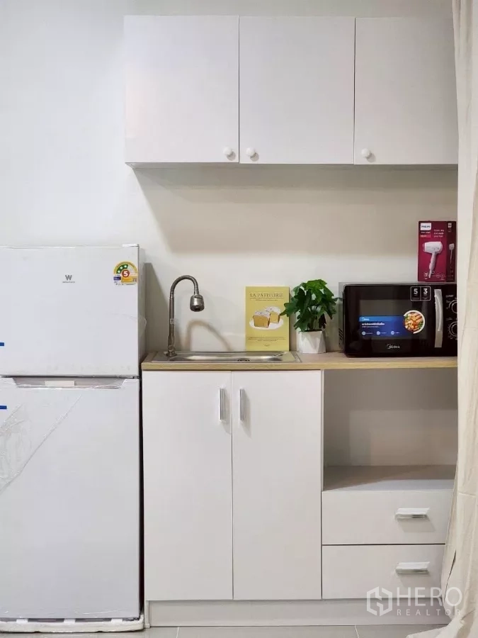 Detached House for rent in Chatuchak, Bangkok - Compact pantry with fridge, sink, white cabinets and microwave.
