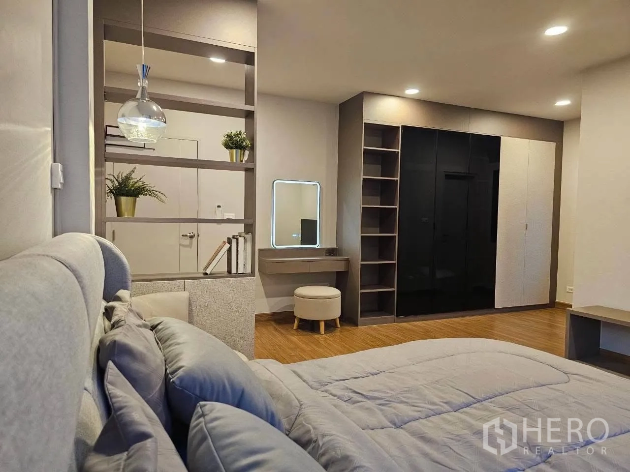 独栋房屋 for rent or sale in Bang Phli, Samut Prakan - 主卧配大床、梳妆台和大衣柜。