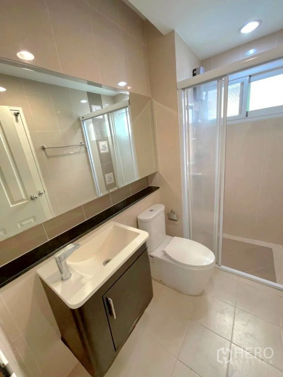 联排别墅 for rent in Bang Kho Laem, Bangkok - 瓷砖浴室配台盆柜、坐便器与玻璃淋浴间。