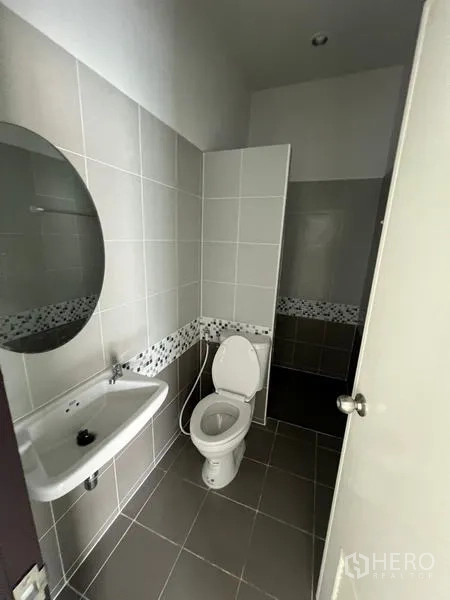 货栈 出租在Phra Samut Chedi, Samut Prakan - 第二间卫生间，设坐便器、洗手盆及独立淋浴区，灰色瓷砖。