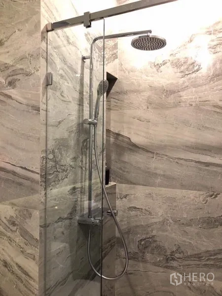 คอนโด ขายในWatthana, Bangkok - ห้องน้ำพร้อมฝักบัวเรนชาวเวอร์ กั้นกระจก และผนังลายหิน