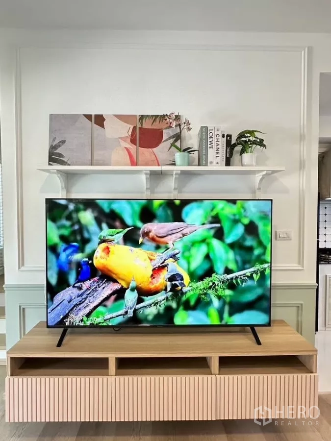 ทาวน์เฮาส์ ให้เช่าในBang Phli, Samut Prakan - ผนังสื่อบันเทิงห้องนั่งเล่น ชั้นวางลอยและทีวีจอใหญ่บนตู้ไม้