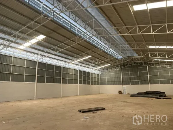 Warehouse for rent in Min Buri, Bangkok - Open-plan warehouse hall with skylights and wide, column-free floor space.
