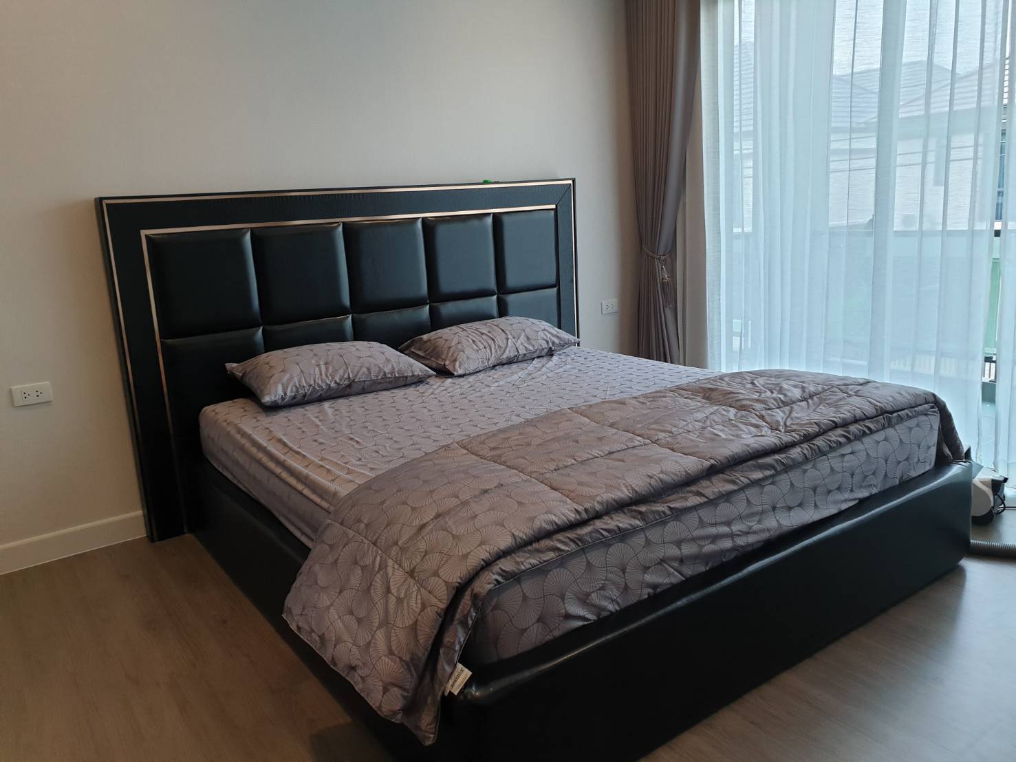 Detached House for rent in Saphan Sung, Bangkok - Primary bedroom with king bed, padded headboard and floor-to-ceiling sheer curtains.