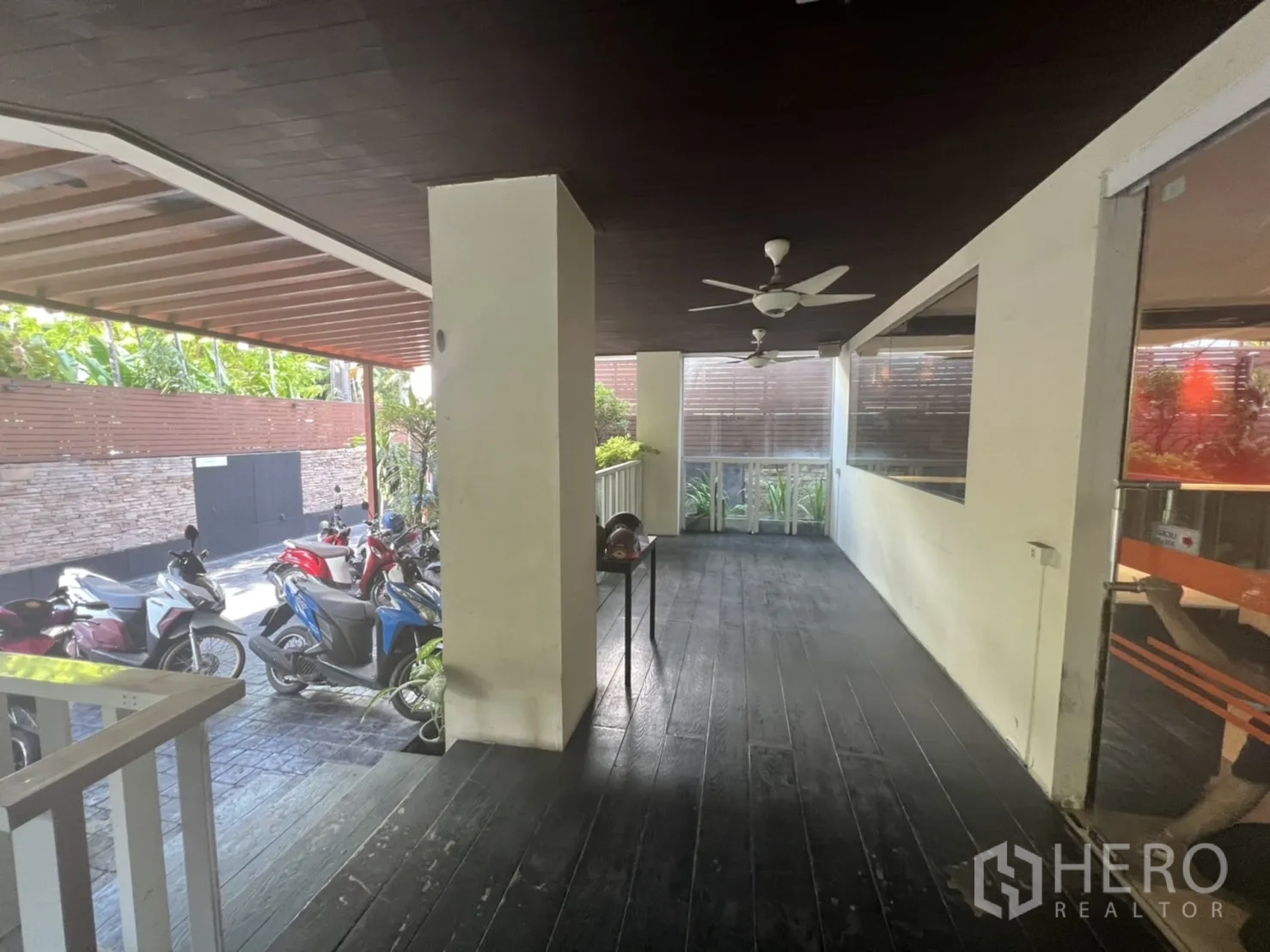 พื้นที่ขายปลีก ให้เช่าในKhlong Toei, Bangkok - ทางเดินมีหลังคา ติดที่จอดมอเตอร์ไซค์ พร้อมพัดลมเพดานและหน้าต่างกระจก