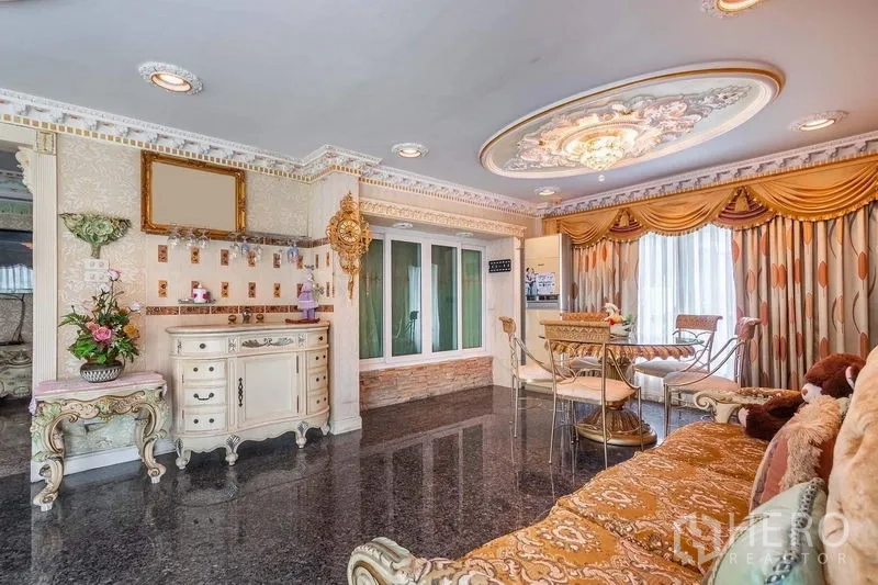 独立式住宅 出租或出售在Bang Khen, Bangkok - 采光良好的餐起居区，雕花天花、花岗岩地面与金色窗帘，带备餐区。